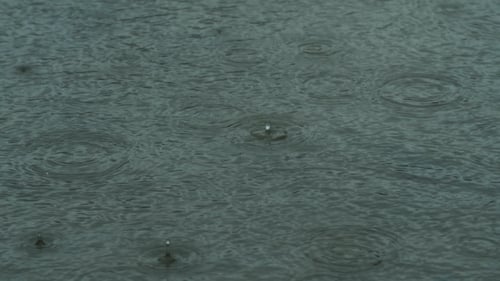 Langsam fallende Regentropfen in der
