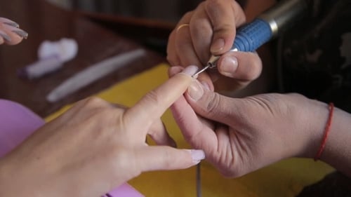Maniküre. Das Gerät entfernt die Nagelhaut