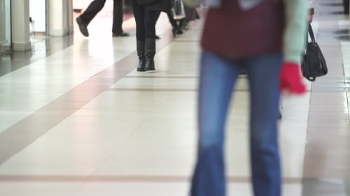 Die Beine der Menschen laufen im Laden herum