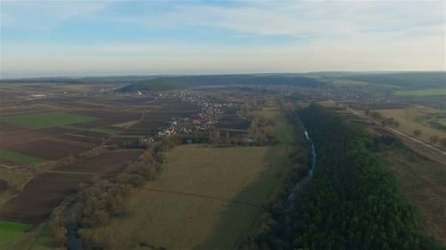 Luftaufnahme des ukrainischen Dorfes und Feldes