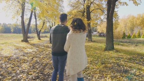 Jungen und Mädchen gehen auf der Herbstgasse