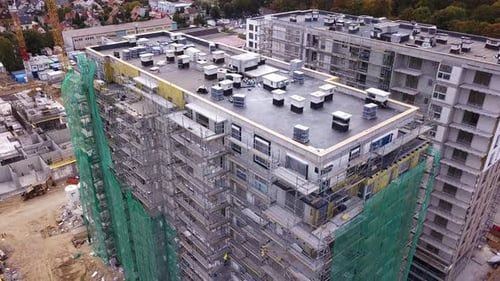 Construcción de un edificio residencial. Grúas y obras de construcción. Imágenes de Zumbido. Zumbido descendiendo
