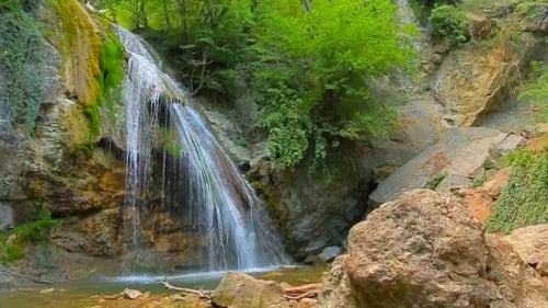 Cascade incroyable Dzhur Dzhur
