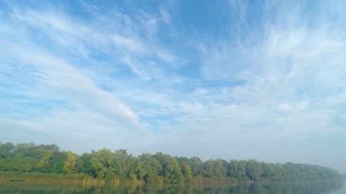 Wolken über dem Fluss