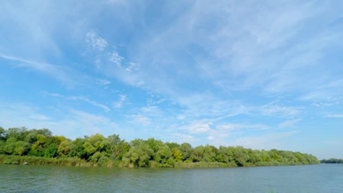 Wolken über dem Fluss