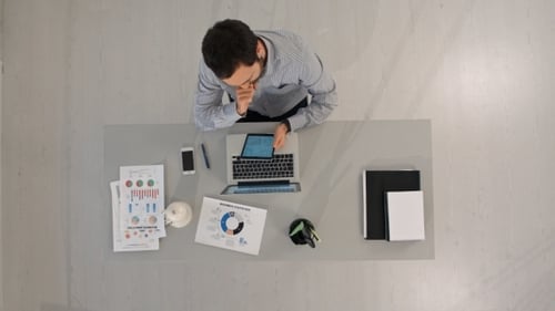 Geschäftsmann nutzt einen digitalen Touch