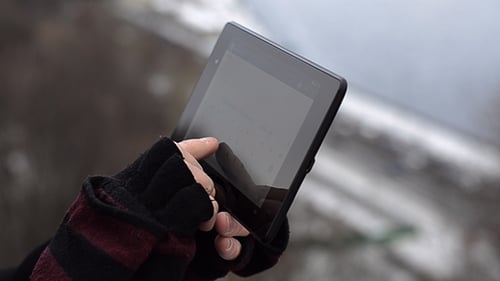 Mann benutzt Tablet im Freien