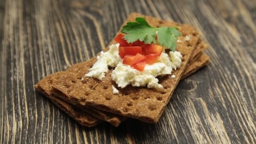Knäckebrot mit weichem Quark und rotem Pfeffer