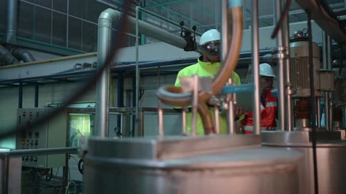 Chief engineer of a mechanical plant Inspecting and explaining the maintenance of the machine