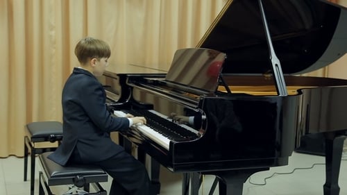 Niño tocando el piano de cola