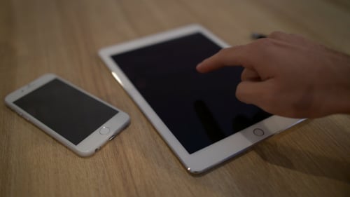 Mit dem Tablet liegt das Gerät auf dem Tisch