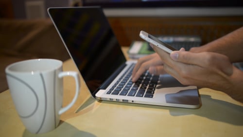 Arbeiten an Geräten, Laptop und Smartphone