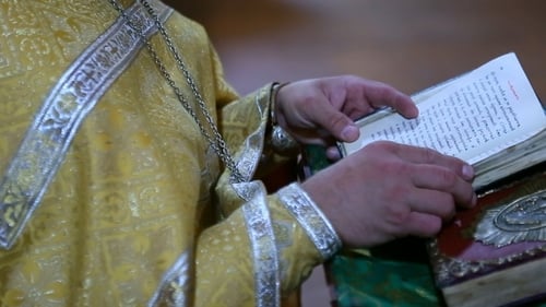 Der Priester spricht ein Gebet