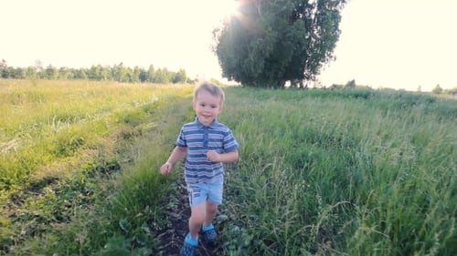 Menino correndo pela colina