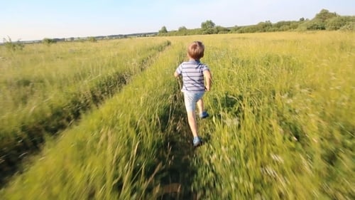 Menino correndo pela colina