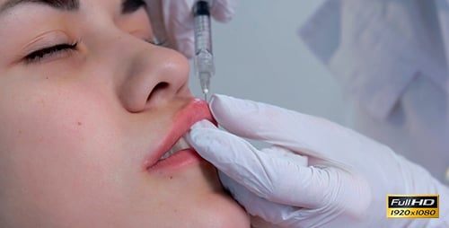 Mujer haciendo sus labios más