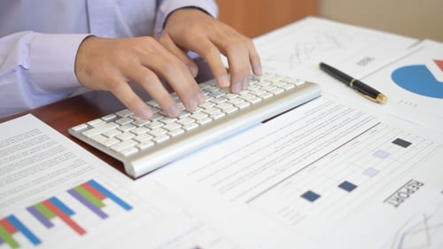 Schnelles Tippen auf der Tastatur bei der Arbeit
