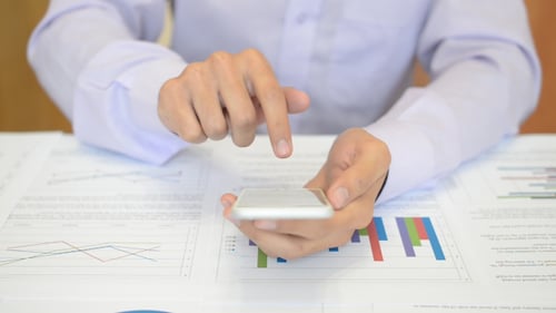 Tippen auf der Tastatur bei der Arbeit
