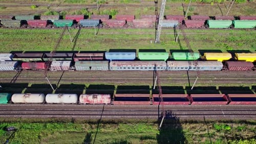 Güterbahnhof mit Zügen