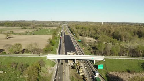 Drohnenansicht der Straße inmitten der Natur