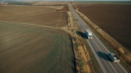 Luftaufnahme zu Feldern und Straße