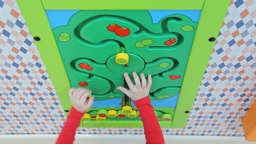 Menina jogando jogos educativos