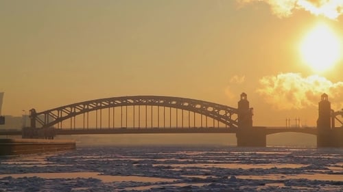 Straßenbrücke über den gefrorenen Fluss im Winter.