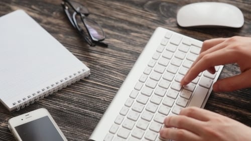 Arbeitsplatzbrille und Notizpapier auf Holztisch