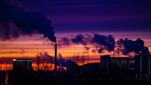 Moderne Stadt am Abend bei Sonnenuntergang