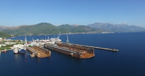 Luftaufnahme des großen schwimmenden Trockendocks für Schiff
