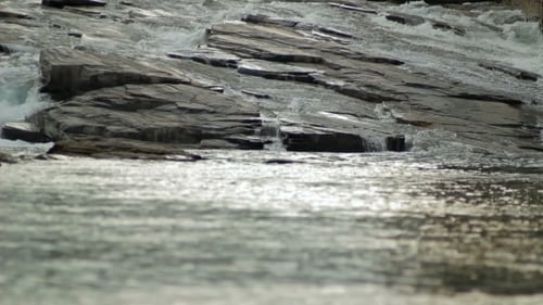 Cascade en Suède sur une rivière de montagne orageuse