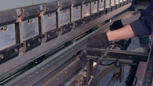 Pressmaschine biegt perforiertes Metallprofil 2