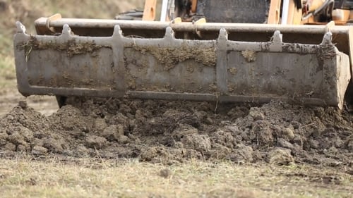 Bulldozer transportiert den Boden