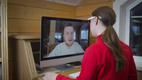Videokonferenzen für junge Frau Chatten mit der Webcam mit dem Computer, Rückansicht.