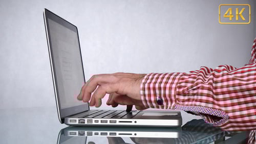 Hombre de mediana edad navegando por Internet 4K