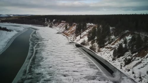 Ruhiger gefrorener Fluss, der an kalten Wintertagen mit Eis bedeckt ist