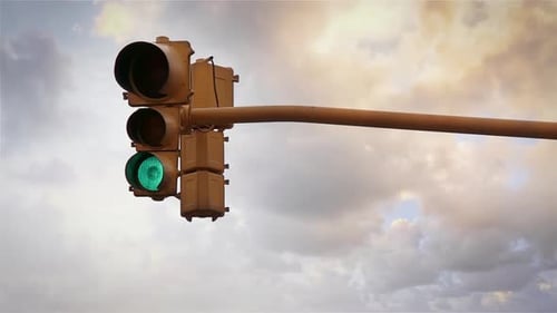 Ampel und bewölkter Himmel. 4K-Version.