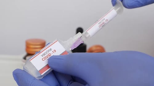 Ansicht des Füllens des Covid-19-Impfstoffs in der Injektion, Krankenschwester füllt Covid-19-Impfstoff