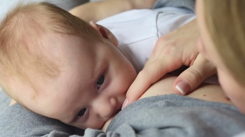 Cuidado de la madre. Bebé amamantando.