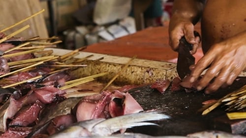 Handgeschnittener frischer Fisch für Männer