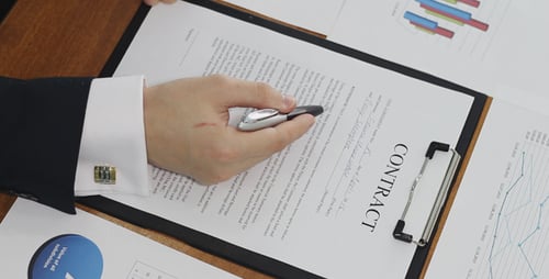 Empresário de sucesso assina contrato