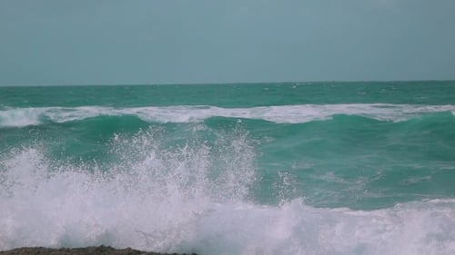 Olas del océano rompiendo en tierra