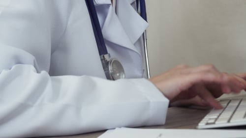 Der Doktor arbeitet am Computer