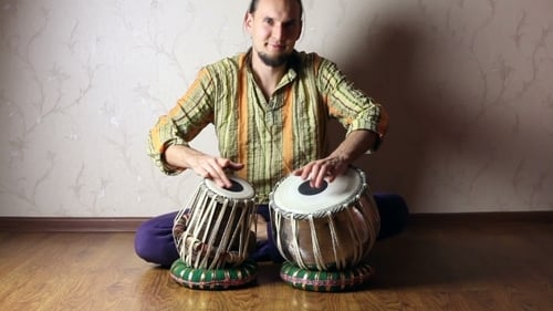 Homme jouant sur des tambours de tabla indiens
