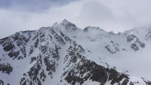 Vol au-dessus des montagnes enneigées près d'Elbrus