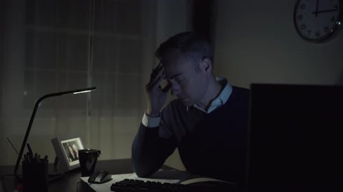 Trauriger Mann an seinem Schreibtisch 1