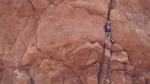Blick auf einen Felskletterer im Arches-Nationalpark 1