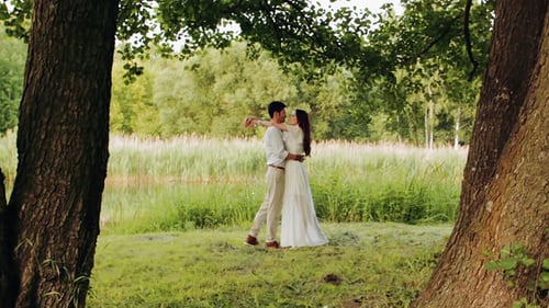 Couple heureux dans la forêt près de la rivière