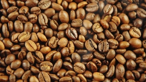 Geröstete Kaffeebohnen mit Rauch
