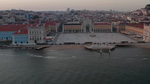 Vue aérienne rapide sur l'océan, la place publique de Praca Do Comercio et l'Arco Da Rua Augusta à